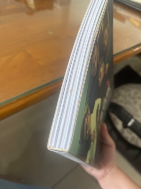 sách cũ, bị ố vàng. có vài trang bị rơi giấy.