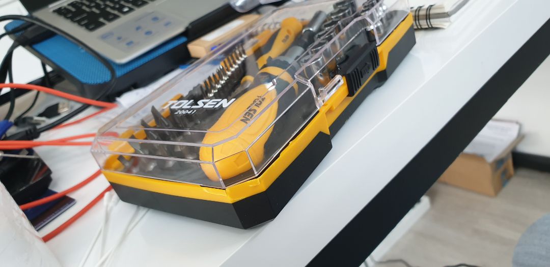 Đề nghị đổi hàng do hộp đựng sản phẩm bị bể góc như hình miêu tả. Nguyên nhân có thể do đóng gói (không có bao bong bóng chóng sốc), hoặc do vận chuyển của Tiki..., Tuy nhiên, đây là sản phẩm không hoàn hảo..., chưa xét tới chất lượng sản phẩm bên trong