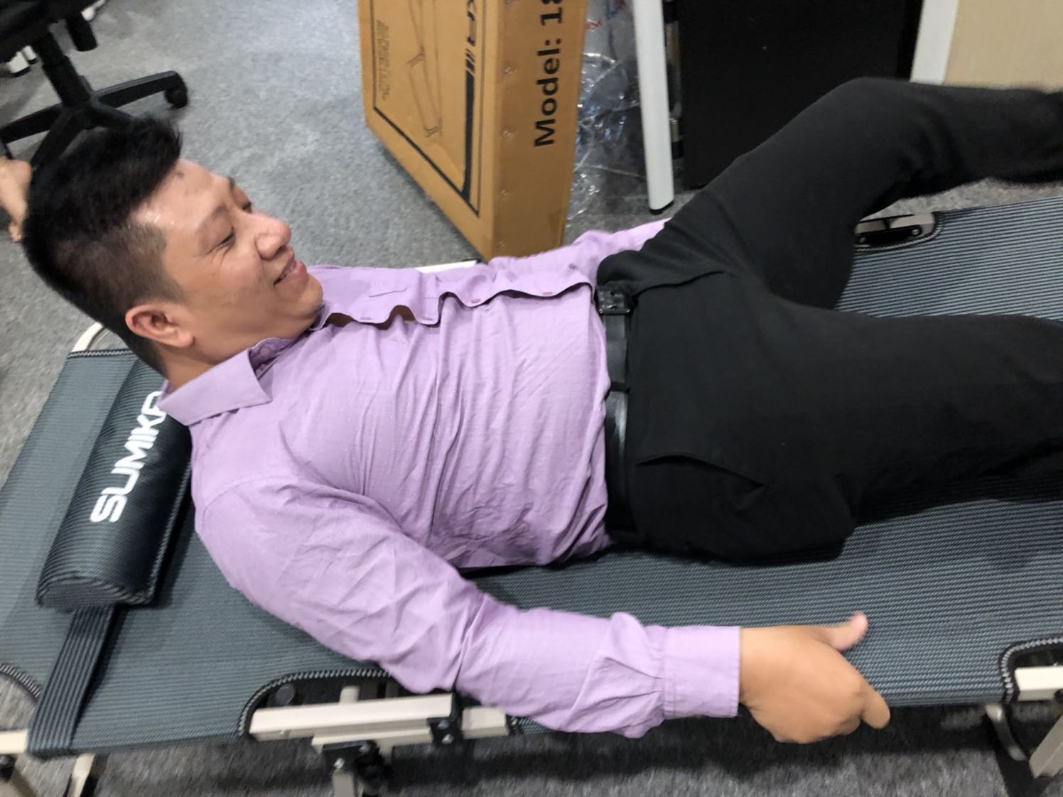 Ban đầu khui ra thấy đẹp và khá chắc chắn nhưng sau khi xài một tuần thấy 1 cây đòn phía trên bị cong nhẹ và có dấu hiệu ọp ẹp. Không biết có phải do mình 81kg nên giường bị quá tải hay không