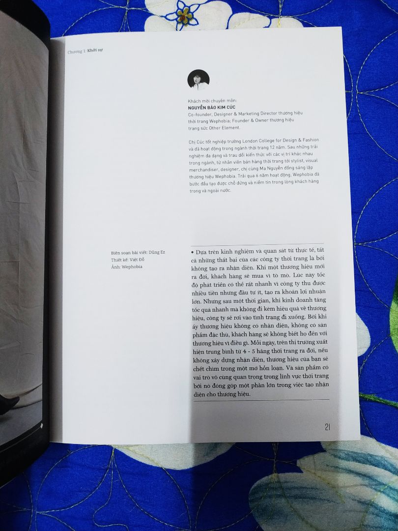Sách đọc hay nhé mọi người. Nội dung viết về Làm sao tạo ra khác biệt cho sản phẩm, xây dựng thương hiệu, nhân sự, TMDT... Tương đối đầy đủ kiến thức cho bạn nào có ý định kinh doanh thời trang nhé. Dịch vụ Tiki giao hàng nhanh đó. Mới đặt sách tối hôm trước mà hôm sau đã có rồi. Chị ship thân thiện vui vẻ. Điểm 10 cho chất lượng Tiki.