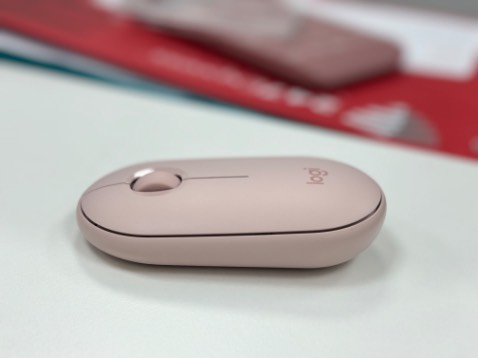 Đầu chuột hơi thấp cuối xuống so với mặt bàn, nên tay cầm ko thoải mái lắm nếu điều khiển lâu. Thiết kế mỏng đẹp