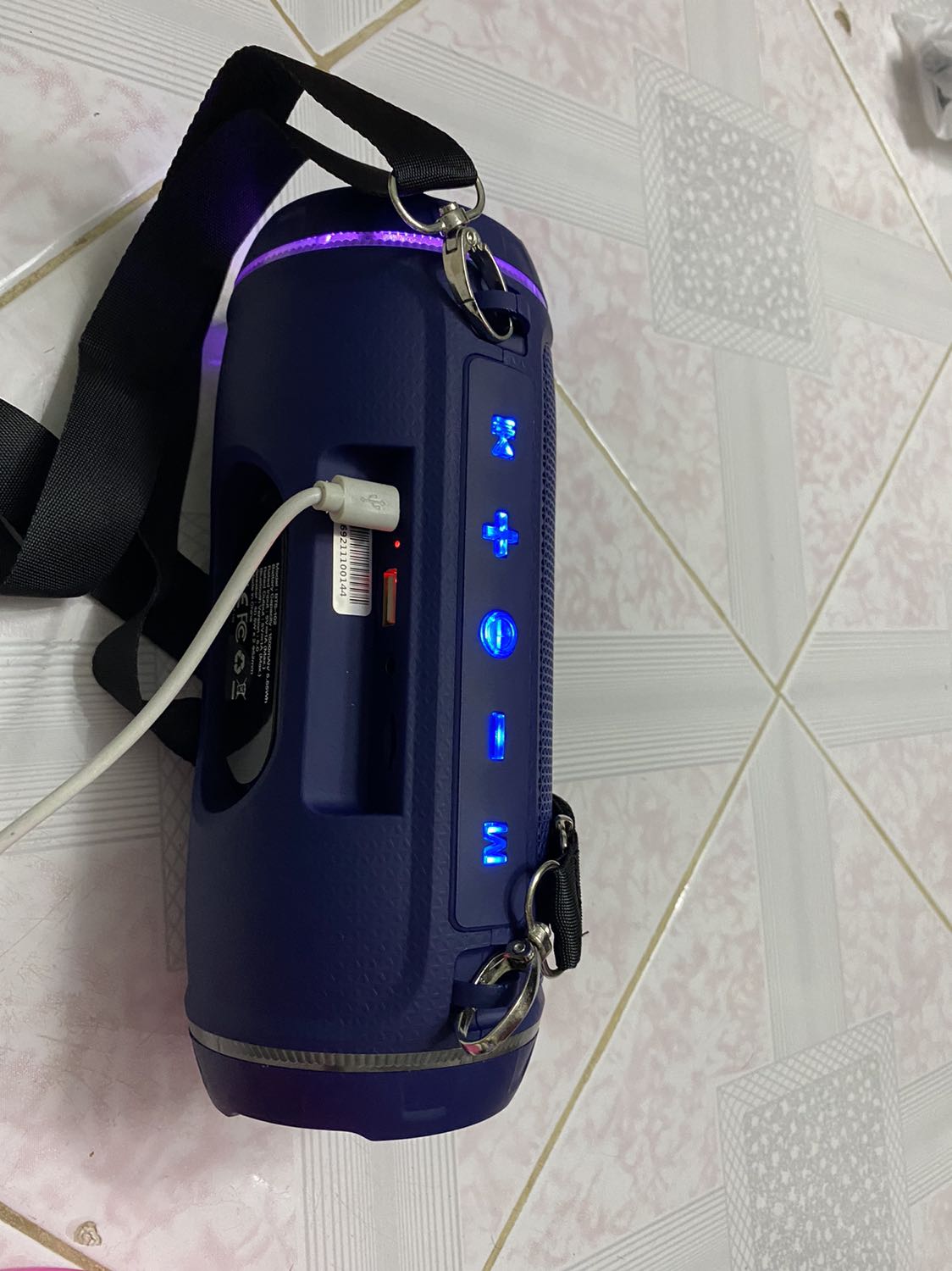 vừa mua về đã bị rè loa, lúc nghe dc lúc ko, tự tăng giảm âm lượng. têu cầu nhà bán đổi sản phẩm khác giùm. có quay clip nhưng ko up trên tiki dc