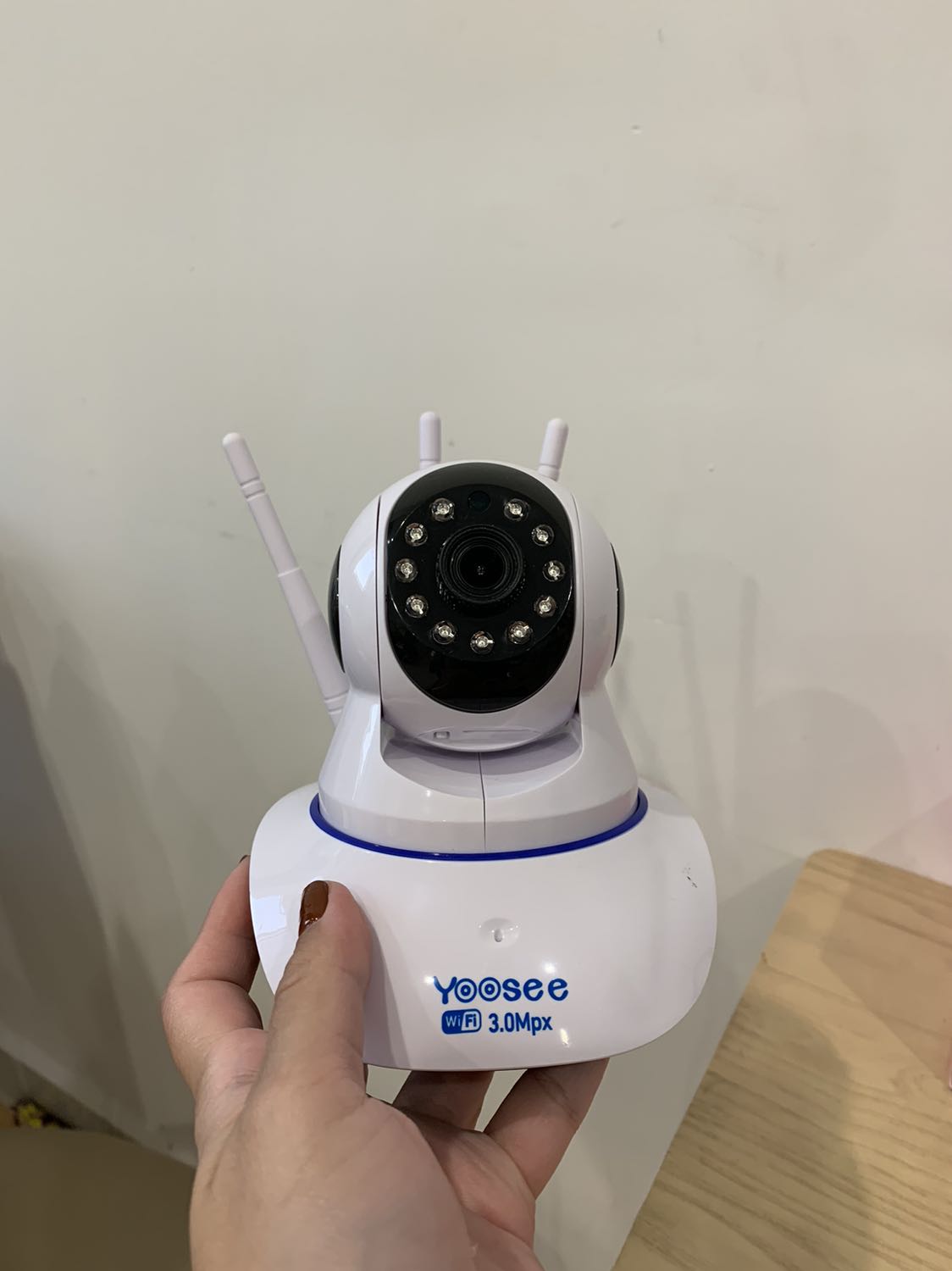 Hàng mua về ko như quảng cáo. Ko có khay lắp thẻ nhớ và cổng kết nối trực tiếp với mạng internet. Này có wifi mới xài được. Wifi ngắt là camera ngắt kết nối luôn. Dây điện bị ngắn nên nếu lắp trên trần nhà phải lắp thêm ổ điện chứ dây ko tới được ổ điện bên dưới. Chỉ kết nối camera được với 1 máy điện thoại hoặc ipad, không kết nối được nhiều thiết bị cùng lúc.