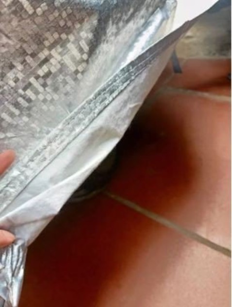 Cuối cùng cũng nhận được hàng. Nhanh phếts. Mk đặt 2 đơn . Đơn này sau. Mà hàng đến trước. Hài ghê. Nhưng cũng ok phết. Rộng. Che dk phủ hết xe. Mong là dùng lâu dài. Giống hình nhé. Bạt làm xe đỡ bị nhiệt cao, nên cảm giác hiệu quả! tráng nhôm mấy lớp nên dày