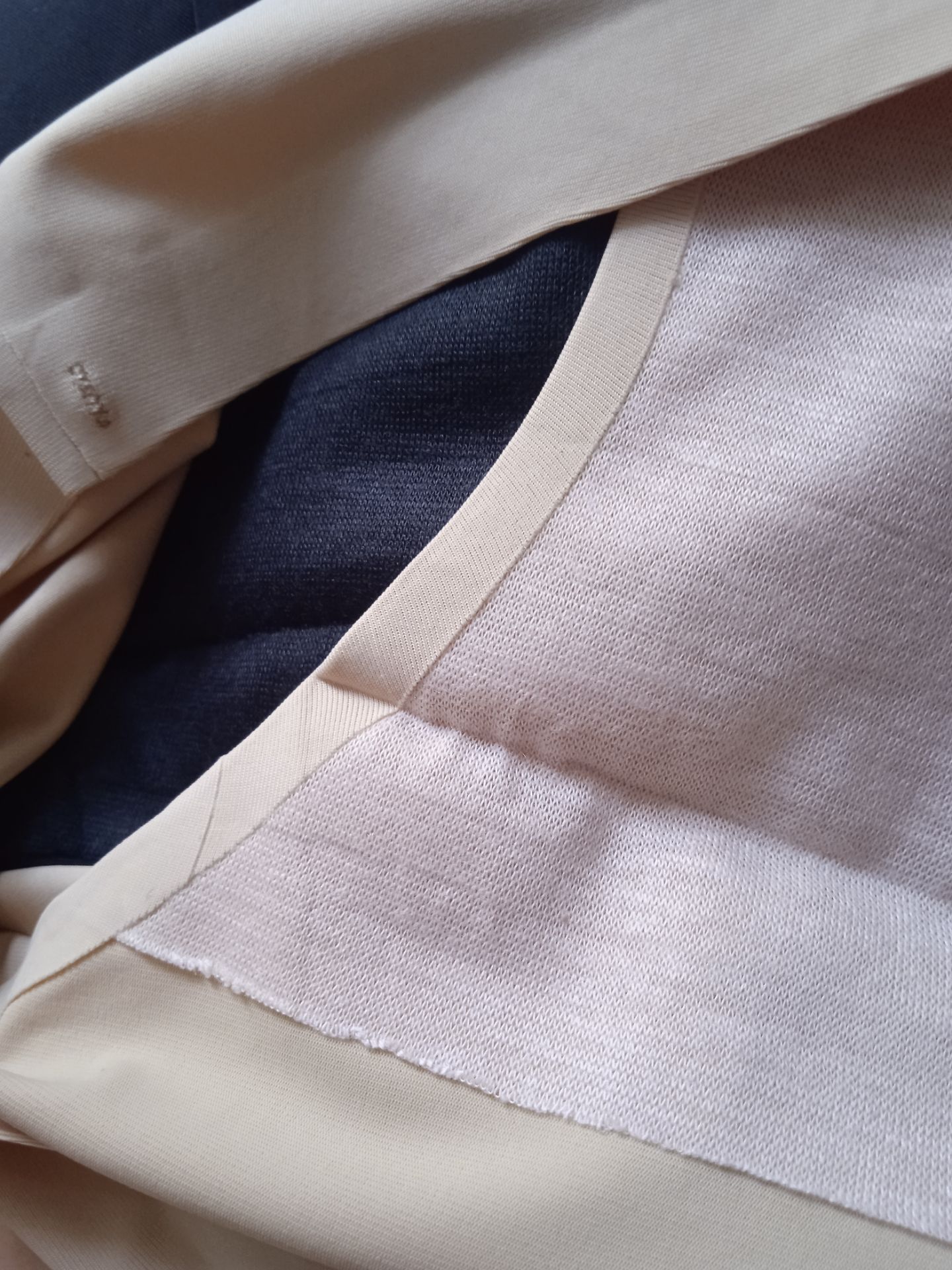 Giao đủ,đúng ,cũng như quần da ,quần tơi chỉ vì dính keo rất nhiều, cắt may hơi cẩu thả ,quần dán keo o phải đúc su đúng nghĩa đen của nó ,55kg đến 65kg nhưng t mặc lại chật ,quần có mùi hóa học nồng lắm luôn ấy, đi giặt phơi rồi vẫn còn mùi ,đóng gói tệ ,chỉ bỏ bọc ni lông đen rồi cột lại,chỉ ở mức tạm !