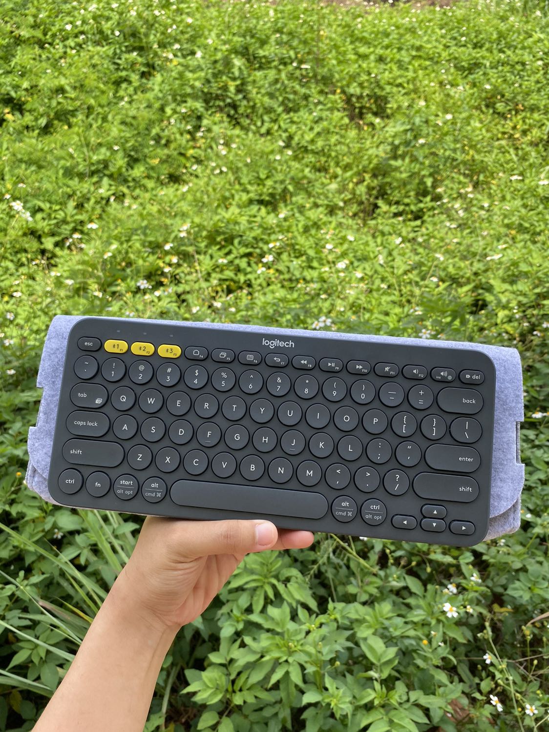 Mình ưng quá. So với tầm giá mà mình có thể chi ra với một sản phẩm có thương hiệu như Logitech thì không có gì để phàn nàn luôn.
Bàn phím cầm chắc tay hơn mình nghĩ, kết nối ghép thiết bị nhanh cực.
Siêu tiện lợi với một đứa ưa di chuyển như mình.
Trong tầm giá và phân khúc giá này thì Logitech K380 quá ổn rồi.

Bên vận chuyển giao hàng có hơi trễ cho mình, mình liên hệ với shop được hỗ trợ và xử lý rất nhanh luôn. Cảm ơn shop!