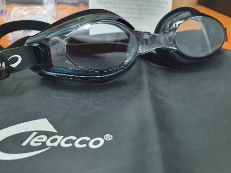 Kính ôm sát, dây đeo chắc chắn thoái mái. Sản phẩm tốt. Giao hàng nhanh, đầy đủ quà tặng