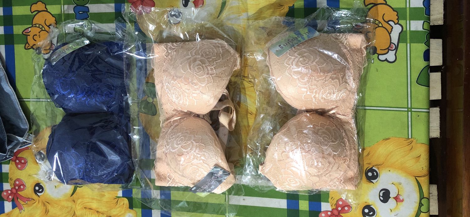 Chưa mặc sao biết hàng tốt hay xấu làm sao mà đánh giá 
Mua ba món hàng, hai màu giống nhau là thấy chán dồi 
Đôi khi người bán hàng cũng phải động não chứ 
Nghĩ mà chán