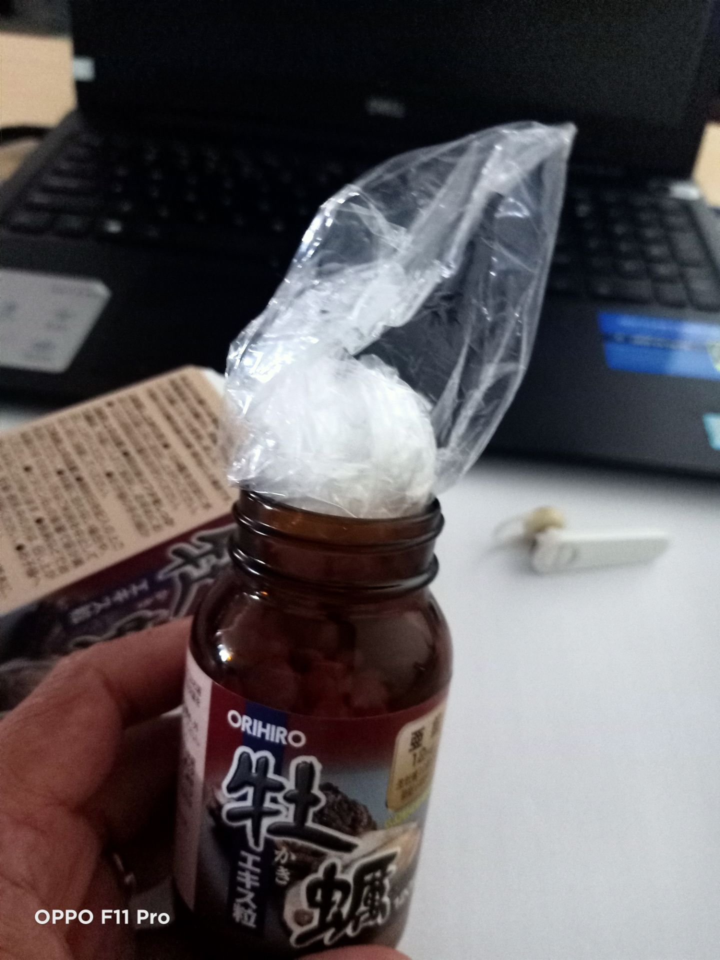 Ko nên mua shop này, hàng dỗm, có thể hàng hết date, nhét nguyên cái bọc ni lông trong lọ chai, chứng tỏ hàng này làm bằng tay hoặc hàng hết date sang lọ. đề nghị Tiki xem lại