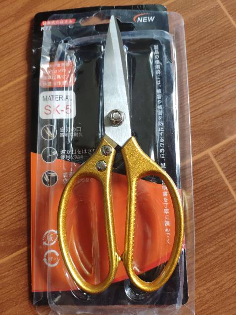 Kéo bén. Cán thì nhỏ hơn kéo bạc của mình mua nơi khác. Để cắt miếng xương gà coi nổi không