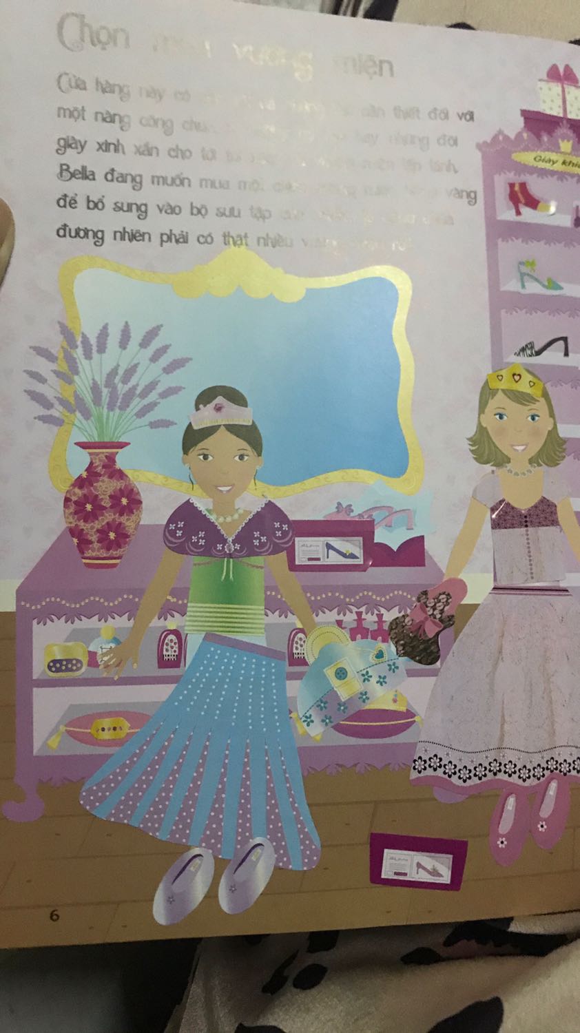 Sách đẹp, nhiều công chúa với tạo hình dễ thương, sinh động nhiều màu sắc, người lớn nhìn còn mê huống chi các bé! Mỗi trang là một hoạt cảnh khác nhau, kích thích trí tưởng tượng cho bé, rèn sự tỉ mỉ, khéo léo khi dán hình.