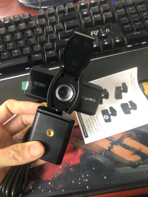 Tôi là người kỹ tính trong chọn sản phẩm mua trên mạng. Tiki đã không làm tôi thất vọng. Tôi mua WEBCAM này về để cho con học. 
- Giao hàng rất nhanh 2h(Tôi ở Hà Nội), anh giao hàng thân thiện
- Sản phẩm chất lượng rất tốt đóng gói cẩn thận, nguyên tem mác.
- Hình ảnh cực kỳ sắc nét, cắm vào là chạy không cần cài đặt, tích hợp mic nói chuyện được luôn.
- Thẩm mỹ cao, rất gọn gàng treo trên màn hình hoặc để bàn đều được
- Đặc biệt góc quay rất rộng độ phân nét, có thể điều chỉnh 360 độ tùy ý.
Tôi rất ưng ý sản phẩm này. Cảm ơn tiki