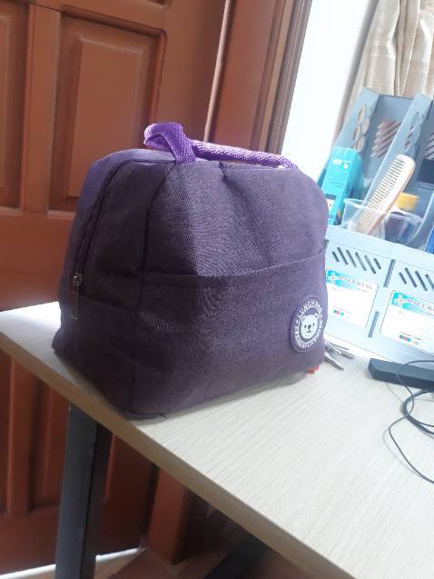 Nhiều màu khác nhau - mình chụp mấy loại của mấy chị ở văn phòng làm cùng - sản phẩm giữu nhiệt tốt, gọn nhẹ, hộp đựng cơm cho vào không bị thoát mùi ra, nên rất vệ sinh, quai treo tiện. giao hàng hơi lâu.