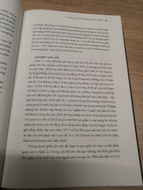 Đầu tư mà không hiểu vĩ mô, xu hướng thị trường hay các yếu tố tài chính/lạm phát/lãi suất ảnh hưởng thế nào đến thị trường là dở rồi. 

May mắn thay mình tìm được cuốn Lạc Quan Tếu, viết bởi một giáo sư kinh tế đạt giải Nobel, nghe cái tên tưởng hài hước mà ý nghĩa sâu cay dã man. 

Sách rất đáng tiền để mua nha, chất lượng in tốt, giấy thơm và Tiki giao hàng siêu nhanh. 

5 sao to cho Happy Live 😘