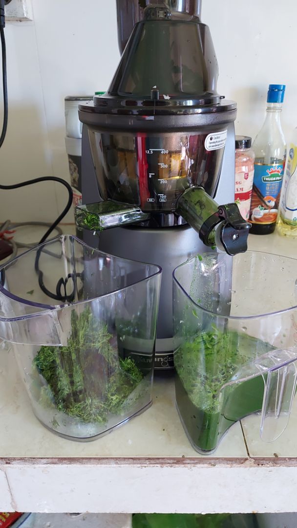 Lắp ráp thì cứ theo hướng dẫn là ok ,vặn chặt ống tiếp nhiên liệu vào là máy chạy. vệ sinh máy thì kiếm 2 cái nan hoa xe đạp , 1 cái để móc (nhẹ nhàng) phần đùn bã ra, 1 cái cuốn thêm ít vải khăn thô để chùi phần ống ra nước thành phẩm . Cơ mà Cuộc sống này ưa ngọt quen rồi giờ lần đầu tiên mới dùng nước cần tây ép này..khó trôi quá ae . Ah máy này ép cần tây rất ổn, kiệt bã lắm. ai cần lh chín sáu sáu chín b3 tám 9 mốt chín (người dùng lần đầu tiên máy ép.he)