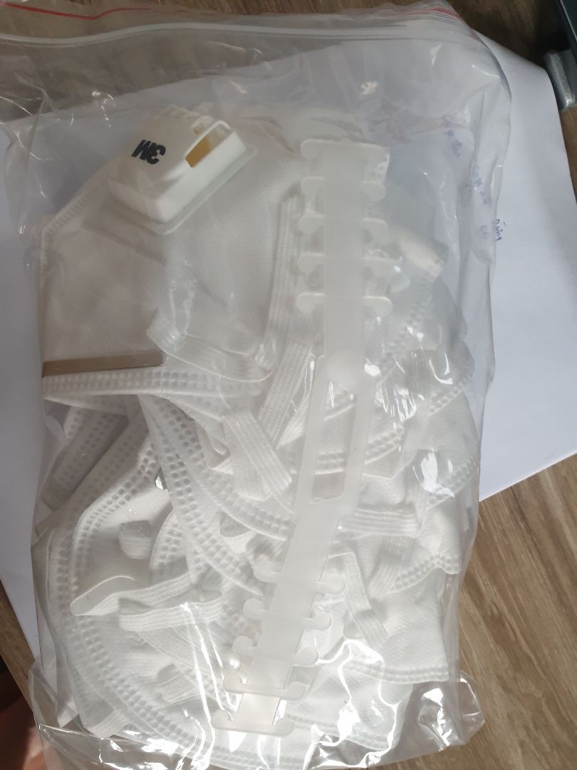 Hàng ổn, nhưng không có nguyên seal mà chỉ có 1 túi zip bọc màn thực phẩm bên ngoài. Không biết có đảm bảo chất lượng không? Mong shop giải thích lý do.