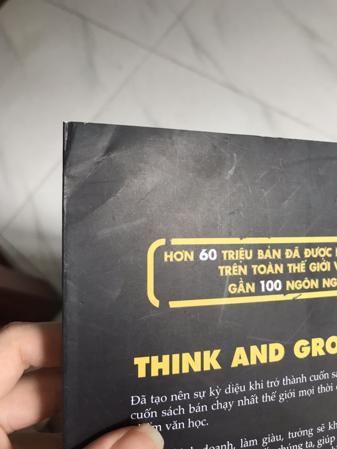 Mua sách mới nhưng giao sách cũ. Bìa sách và cả các trang dơ, trầy xước. Bị gập và gãy nhiều.