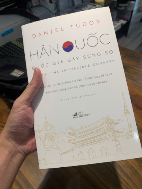 Cũng hơi chủ quan và góc nhìn hẹp của tác giả về về Hàn Quốc thôi các bạn. Không hẳn HQ quá vượt trội và tươi sáng như vậy. Nhưng công nhận HQ có một sự phát triển vượt trội thần kỳ. Nhưng để so với Nhật thì khập khiễng vô cùng.