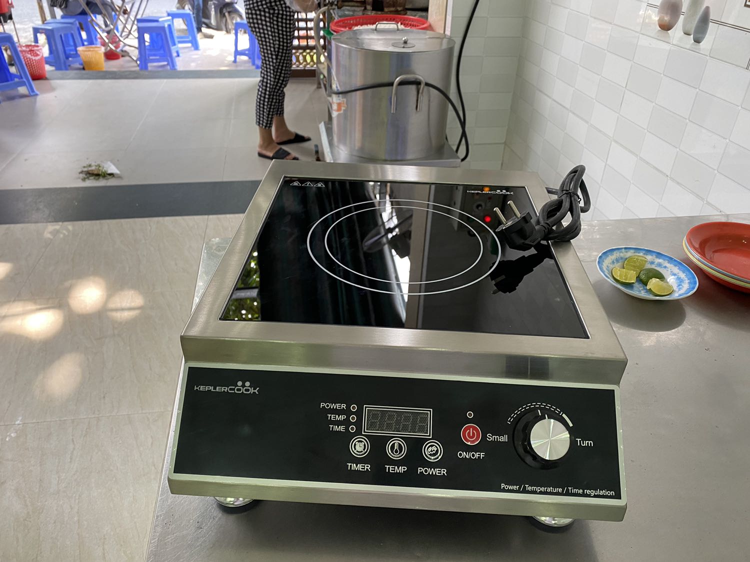 Rất ổn. Công suất khoảng được 70% của bếp khè ga công nghiệp. 
Decal tiếng Anh rất ổn. Quạy kêu hơn o nhưng không để trong phòng ngủ nên ko ngại. 😁
Nút xoay không điểm dừng tưởng bất tiện nhưng lại rất tiện. 
Hy vọng xài được lâu. 
Nói chung nên mua