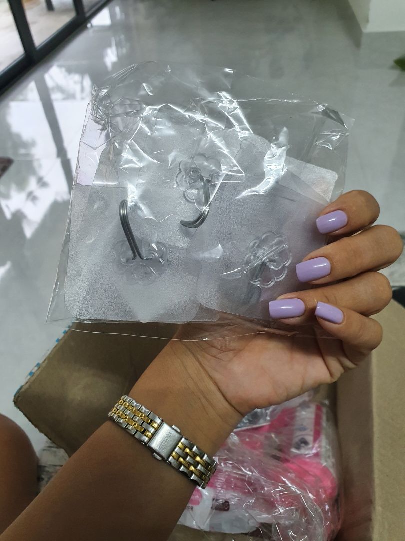 M từng sài qua móc này. cảm thấy giá rẻ và rất bền.
nhưng có 1 nhược điểm là nếu để móc bị cong vênh miếng dán thì sẽ k ăn tường (chỉ dán tường gạch men bóng nha mn). vừa dán xong nó rớt luôn 2 cái 😹

15/6 cập nhật mình đã bị rớt 5/10 móc do móc bị vênh sẵn nên dán k ăn tường hic
📌 Khi dán mn bóc nhẹ nhàng và miết từ trên xuống để k lọt khí miếng dán trên tường thì móc sẽ dính chặt rất bềnh 
đề nghị shop bảo quản và gói hàng cẩn thận cho loại móc này.