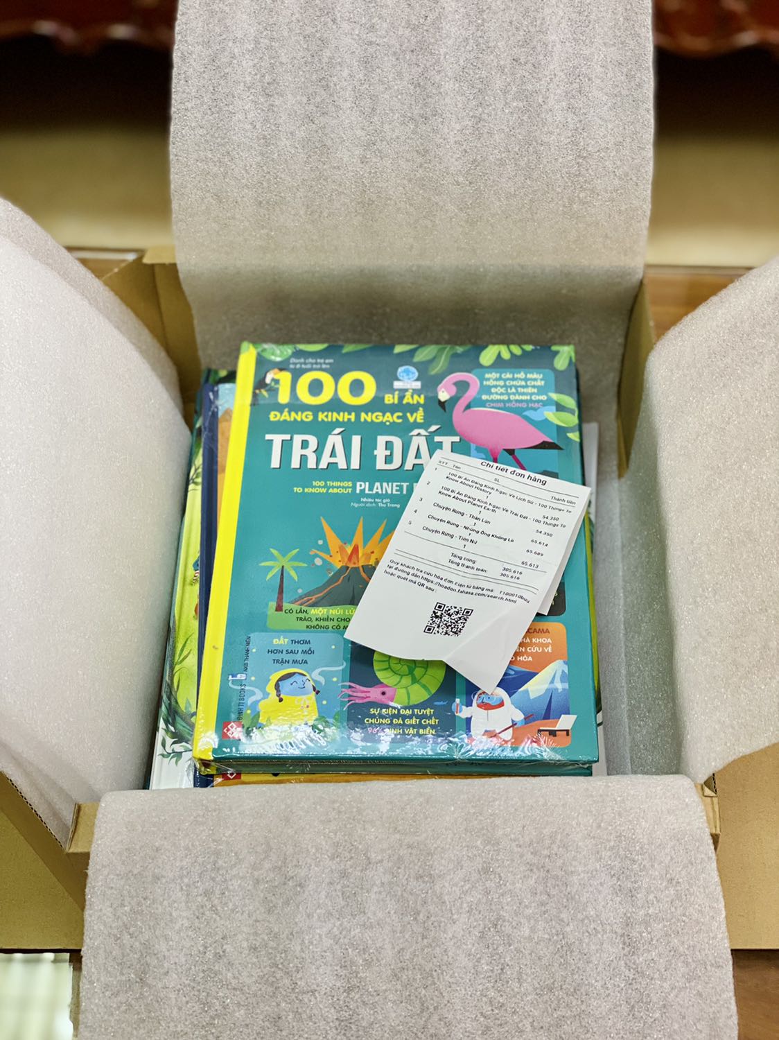 - Mình đặt 2 quyển 100 bí ẩn đáng kinh ngạc về trái đất và lịch sử. Cả 2 quyển đều có bìa cứng, khổ vừa, in màu toàn bộ; ảnh minh họa sinh động, trực quan và rất đáng yêu. Bìa sách bắt mắt, chất lượng giấy tốt. Về nội dung mình thấy sách trình bày tốt, cung cấp nhiều kiến thức hữu ích và thú vị. 
- Fahasa đóng gói thật sự cẩn thận và chắc chắn, sách ngoài được bọc chống sốc, mỗi quyển còn được bọc màng co phẳng phiu. Đơn lần này mình săn sale nên đặt được một lúc 5 quyển ưng ý. Tuy nhiên mình không hài lòng về giờ giao hàng của Fahasa (hoặc đối tác vận chuyển), đơn dự định giao vào thứ 6 nhưng đến tận 19:30 tối thứ 7 mới giao cho mình. Giao ngoài giờ hành chính và muộn như vậy nhưng không một thông báo nào cả. Trên app Tiki vẫn thể hiện đơn hàng giao vào thứ 6? Mình không hiểu lý do tại sao.