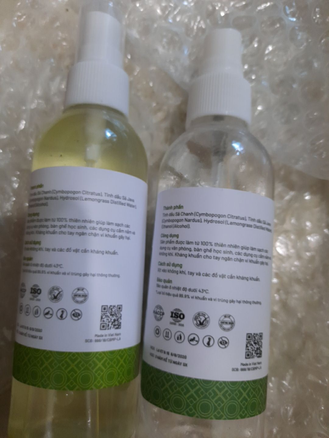 sản phẩm đợt sau mình mua có màu vàng nên không biết thế nào. lần đầu tiên mua có màu trong suốt mùi rất thơm. mình dùng để vệ sinh bàn ghế và xịt khử mùi phòng hiệu quả. xịt kiến thì rất ok, xịt muỗi thì phải trúng con mũi nó mới ngủm mà xịt gián thì cần nhiều hơn 1 chút. giá này rất ok vì nhu cầu sử dụng hằng ngày nhiều, nhưng thấy xài cũng lâu hết. cảm ơn tiki