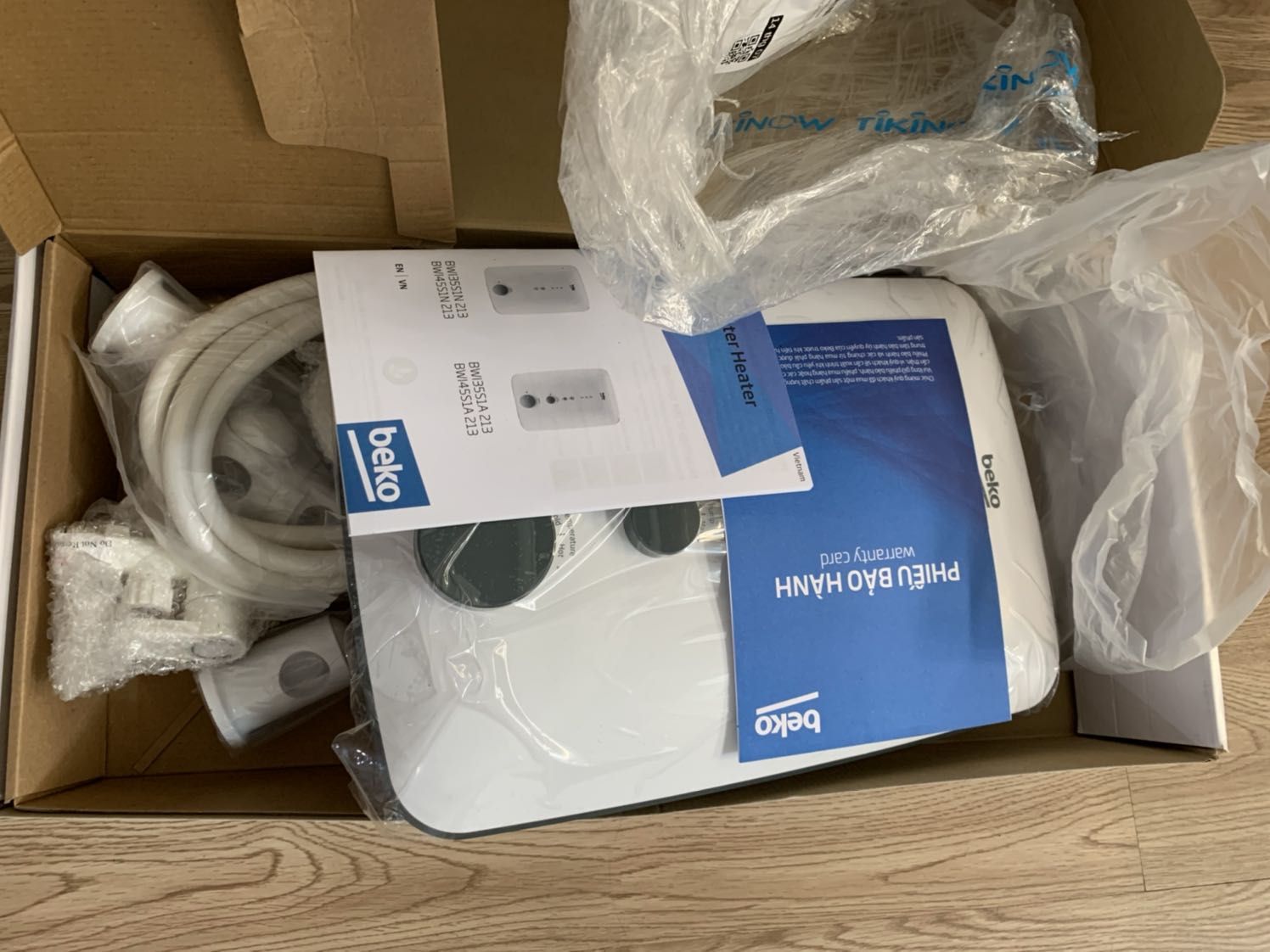 Thật sự thất vọng với cam kết lắp đặt trong vòng 48 tiếng của tiki, Minh nhận hàng từ 14/7 chờ đến cuối ngày 16/7 gọi tổng đài báo chưa có người lắp đặt, thì nhận thông tin sẽ liên hệ lại sau, đến hôm nay thứ 7(18/7 )cũng ko thấy ai liên hệ hẹn lắp đặt. Lại mất thêm 1 ngày chủ Nhật. Ai cần mua sp này thông qua Tiki nên cân nhắc kỹ. Hiện tại mình đang chờ câu trả lời của tiki!!!  Nếu phản hồi này của tôi ko được public chứng tỏ dịch vụ của tiki quá tệ .