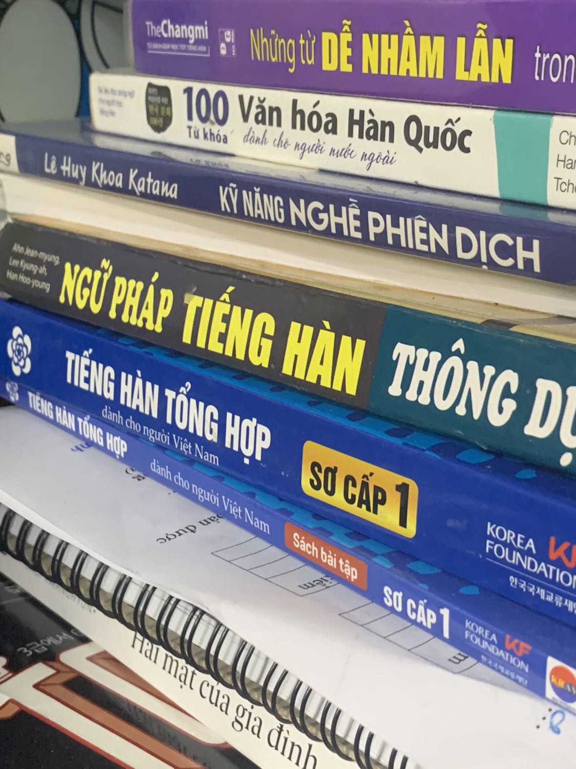 Bạn nào học sơ cấp thì nên mua cả bộ và sách bài tập giải, dễ hiểu lắm.