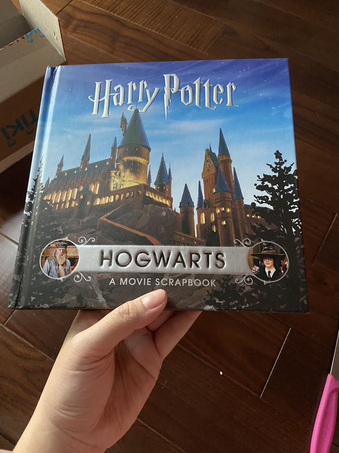 Có xước một đường bé trên bìa mặt trước nhưng mà bé thôi nên không sao. Nói chung là ổn