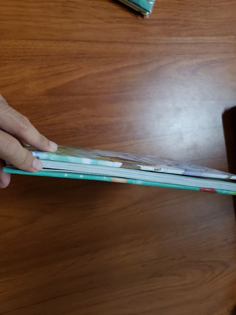 Sách hay nhiều hình ảnh minh họa rất sinh động trẻ rất thích. Bìa cứng có kim tuyến lấp lánh kèm theo.