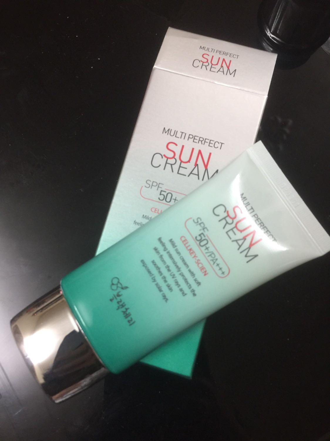 Kem chống nắng nhưng vẫn cấp ẩm cho da đều đều nha. Dùng các sp trước thấy da bí lắm, nhưng sp này thì không. Da mình nhạy cảm nhưng sử dụng em này thì da lại rất ổn. Nhỏ gọn dễ cầm theo. Shop đóng gói hàng đẹp, giao hàng nhanh lắm