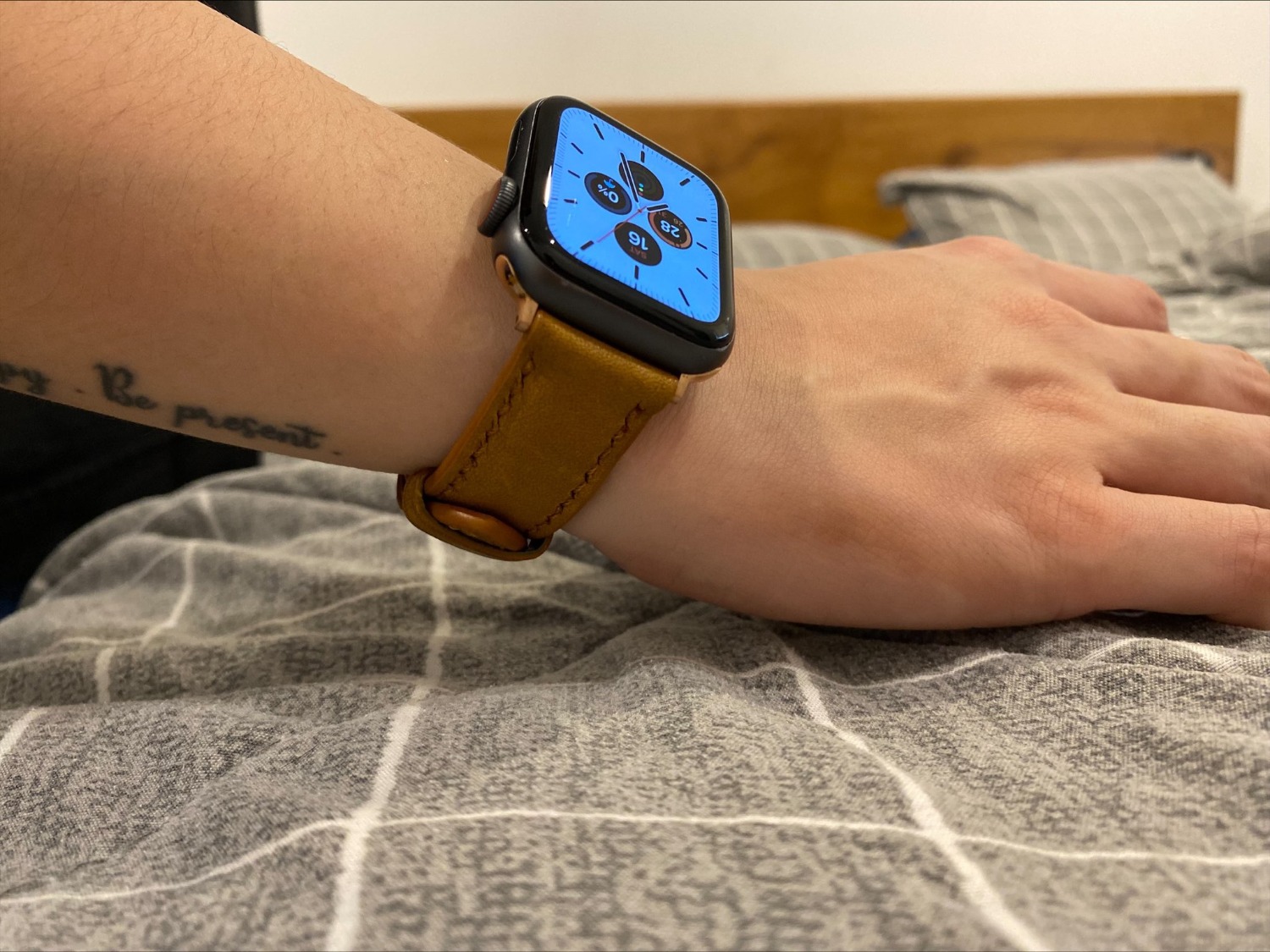 Tuy màu không giống hình lắm có phần nhạt hơn. Nhưng dây da sau vài ngày mình xài khá thích, dây chắc chắn. Shop còn chu đáo gửi kèm dụng cụ đục lỗ cho dây và còn kèm 2 đầu nối nếu dùng cho đồng hồ thường cũng có thể thay dây được.