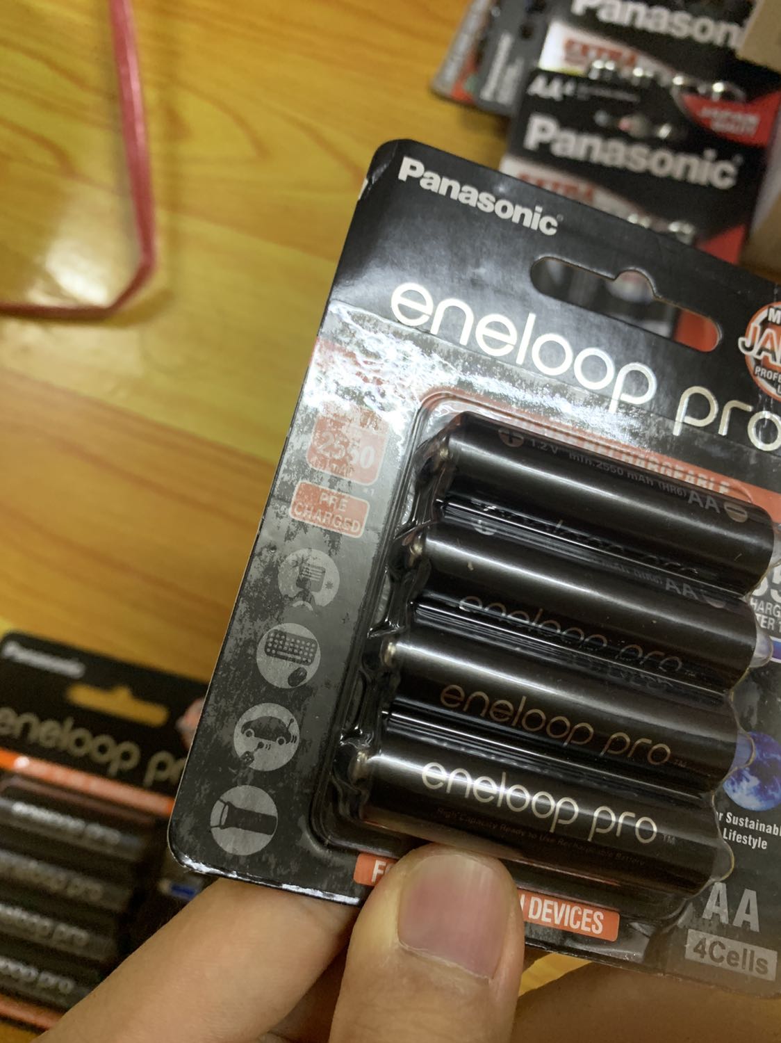 , ép nilon thô thiển. đề nghị Tiki thu hồi về cho tôi . Hàng này không đúng như quảng cáo 
- Tôi mua 3 vỉ ENELOOP PRO  , chữ " Eneloop pro " trên viên pin đều hướng ra ngoài nhìn đều đặn . Bao bì sắc nét, không như hàng tiki giao cho tôi. Bao bì nhợt nhạt.