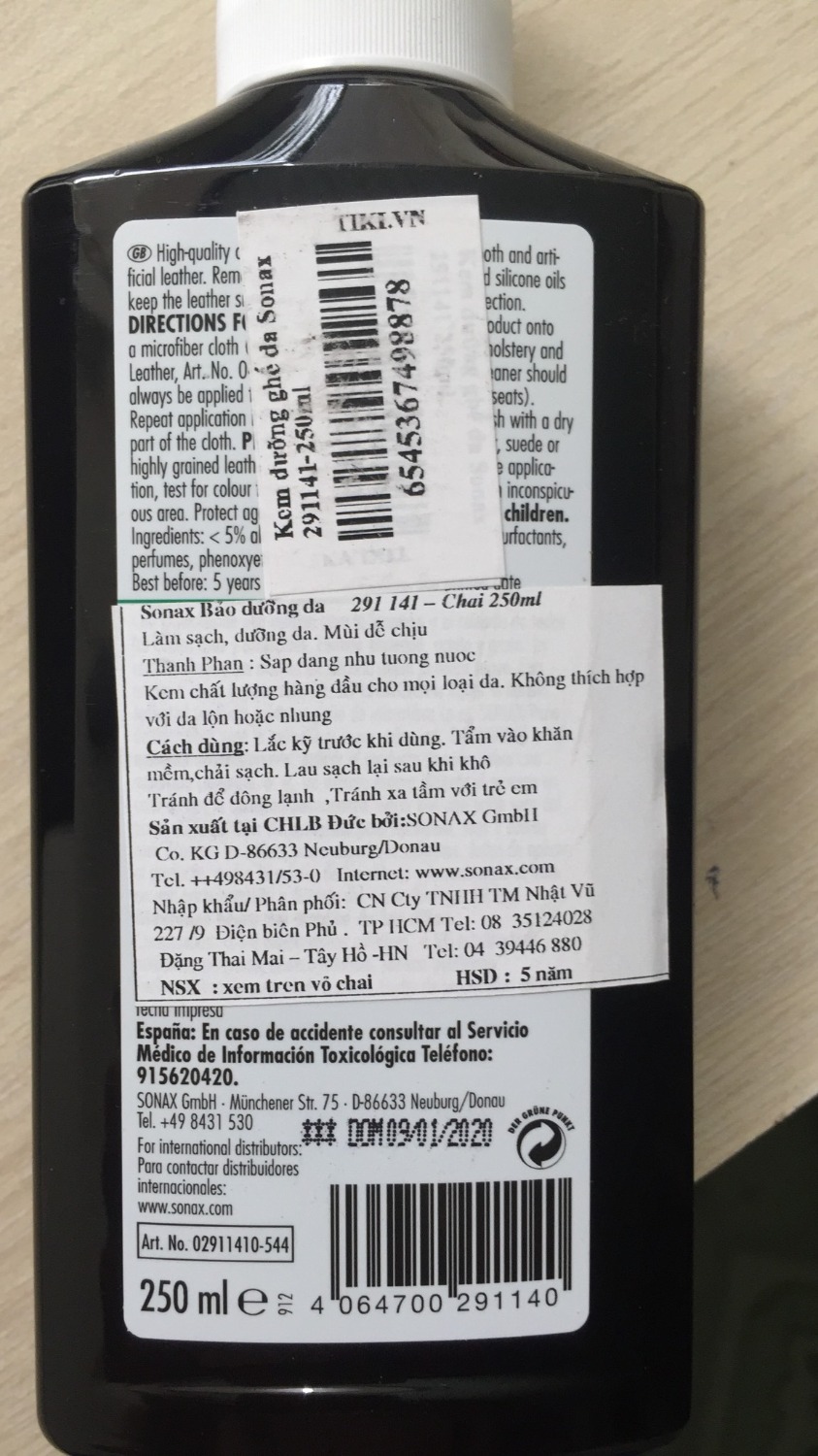 Đã dùng chai thứ 2 cho ghế tiệm tóc nhà mình. Chai này dùng được nhiều loại da, chỉ cần một chút nhỏ lên khăn mềm là sử dụng rất hiệu quả.
À, chai này không dùng cho da lộn, nhung nhé mn
