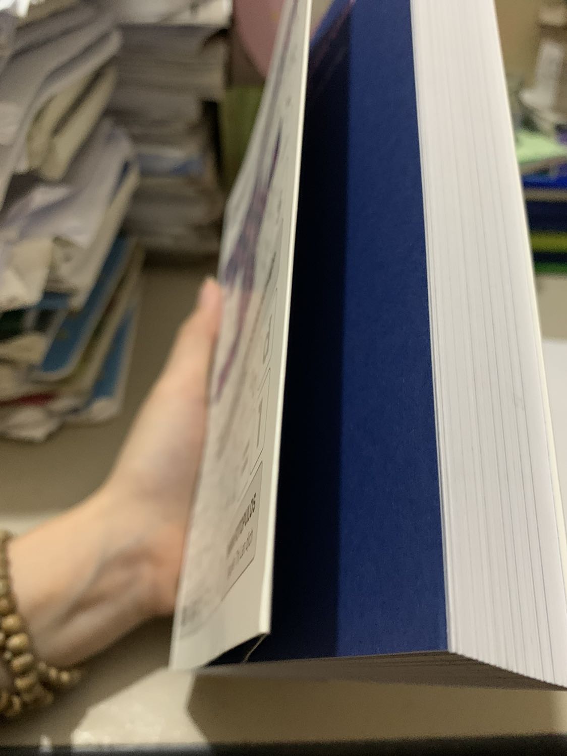 Dịch giã nhưng Tiki vẫn giao hàng đúng hẹn. Sách trình bày đẹp, khoa học, giấy dầy cực kỳ. Tiki vẫn ko có bọc chống sốc. Gáy sách lỗi nhẹ.