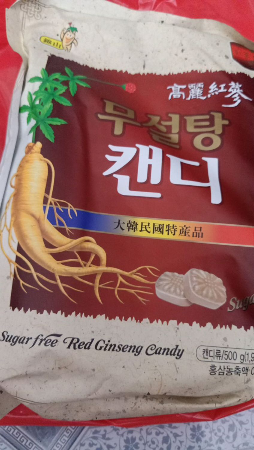 Kẹo thơm mùi sâm nhẹ, vị ngọt dịu không đường. Giá cả phù hợp. Giao hàng nhanh, đóng gói cẩn thận. Kẹo được bỏ vào bịch đỏ rất đẹp