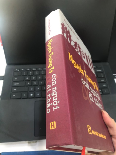 Sách dày, còn khá mới, không bị móp méo hay rách. Giao hàng tiêu chuẩn