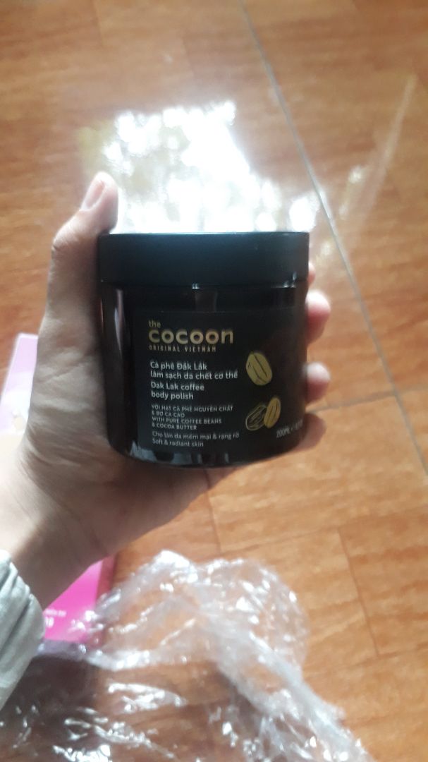 Lần đầu mua hàng tiki.

Về đóng gói thì mk có lời khen cho tiki. Đóng gói đẹp, xịn, mịn, sang và thân thiện với môi trg. Mặc dù trời mưa và kiện hàng của mình có hơi ẩm nhưng ko có gì phải chê cả => Mình ƯNG cách đóng gói

Về sp thì mình chưa dùng. Mình mua vì hàng VN và đc mọi người khen rất nhiều. Nhưng thật sự, hàng CỰC CỰC CỰC KỲ NHỎ so với tưởng tưởng. Nhưng bù lại bao bì sp phải nói là cực đẹp. Và tất nhiên nếu như chất lượng sp tốt thì mình cũng hài lòng thôi.
Chung quy thì ngoài vc sp nhỏ ra thì mình hoàn toàn ưng ý về tiki và sp. Mong lần sau tới có cơ hội trải nghiệm tiki tiếp