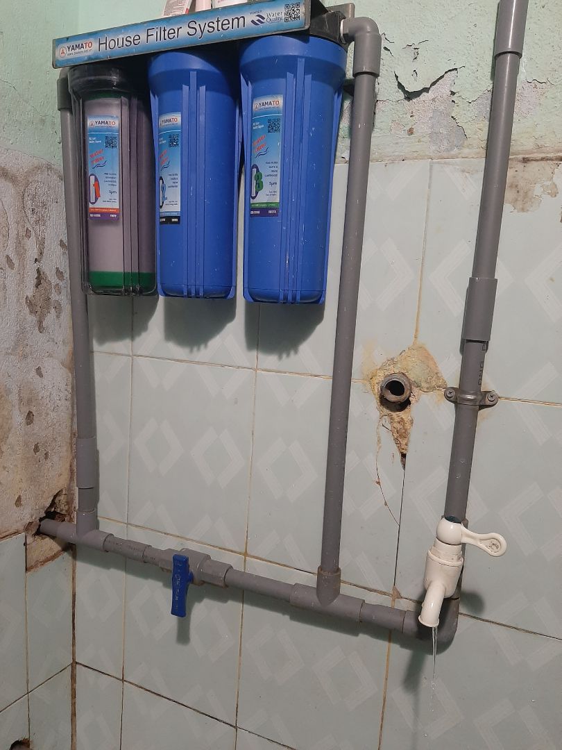 1 cục lọc số 3 k qua nước được, hệ thống này tôi sử hơn 1 năm nay vẫn bình thường. bây giờ thay lõi lọc mới k sử dụng được.
kèm 1 hình ảnh k ra nước khi gắn lọc. và 2 hình ảnh khi tháo lọc số 3