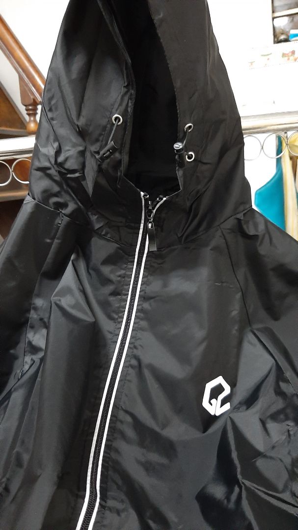 Áo khoác giống hình gần như 100% , chống nước tốt khá là ok chỉ may rất chắc chắn , đúng mô tả , túi có dây kéo , có túi trong , giá ca ok hợp li, giao nhận nhanh Sản phẩm đúng như mô tả , mua hàng online mà chất và giá như vậy thì không có gì phải phàn nàn nữa . Mình mua hàng online cũng nhiều mà lần nà phải nói la rất ưng ý luôn, cảm ơn shop nhiều nhé ,