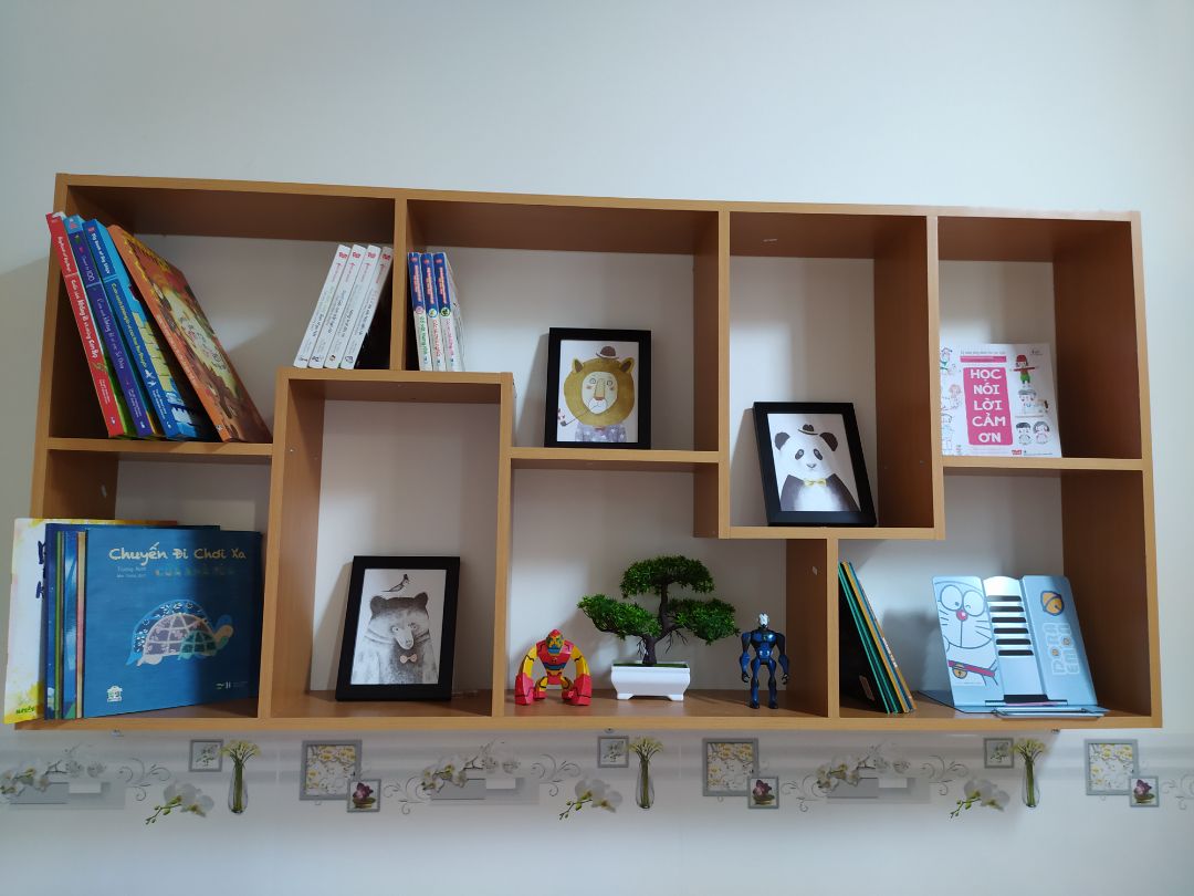 Kệ sách đẹp- chắc chắn - Giao hàng nhanh
- Mình nhận hàng nhưng vì chưa xong nhà nên mình chưa khui và ráp nên cũng lo lắng k biết có giống hình không và có bị thiếu gì không.
-  Hàng đóng gói kĩ và nặng.
- Mình nhớ thợ và dùng máy khoan vít nở ráp được một cách nhanh chóng. 
- tuy nhiên sau khi ráp xong nếu các bạn kê tháng đứng thì các bạn nên mua thêm các nút chân bằng cao su để gắn vào để kệ có thể đứng vững vì các con ốc gắn vào bị lồi lên , để bị cập kênh và nguy hiểm nếu nhà có trẻ nhỏ. và thế là mình quyết định mua đồ về gắn tường như thế này .