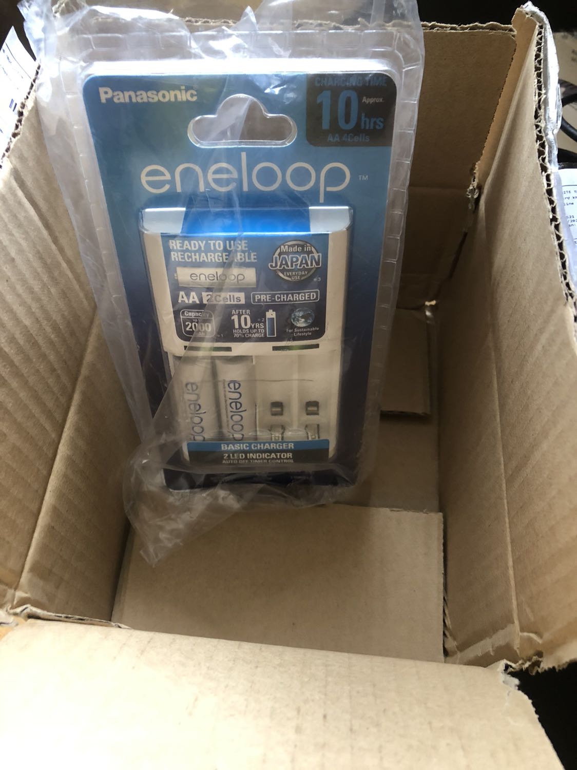 Rất nghi ngờ về chất lượng sản phẩm và nhà phân phối!!

Sản phẩm đóng hộp không có nhãn mác theo tiêu chuẩn của Tiki. Cũng không có đóng gói của Panasonic dù mua từ Official Store. Bao bì bên trong không có tờ hoá đơn như quy cách thông thường. Bao của sản phẩm không hoàn thiện, có dấu hiệu được hàn lai chứ không phải hàng mới.
Hoá đơn in mờ và mã QR dẫn đến *** không phải tại Việt Nam.