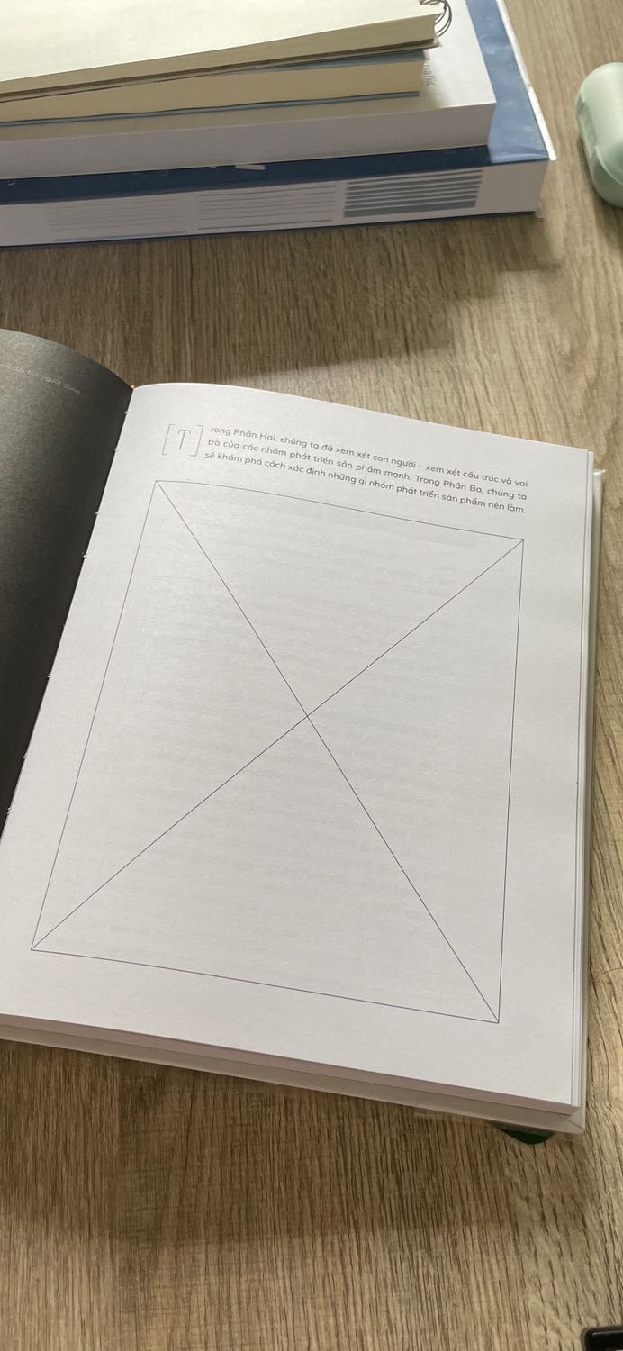 5 sao vì sách Tiki bọc đẹp và rất chắc chắn. Giao hàng cũng rất nhanh. 

Inspired của Marty Cagan là một quyển sách gối đầu rất nổi tiếng cho mọi PO/PM nhưng mình khá thất vọng với bản dịch này: thuật ngữ dịch rất cứng, rất khó hiểu và gần giống với Google dịch. Đọc bản tiếng Anh sẽ dễ hiểu hơn nên mình khá tiếc vì đã mua bản tiếng Việt này. Sách còn có nhiều chỗ bỏ trống trang nữa. Mong rằng đợt tái bản trong tương lai sẽ có cải thiện chất lượng nội dung tốt hơn nha.