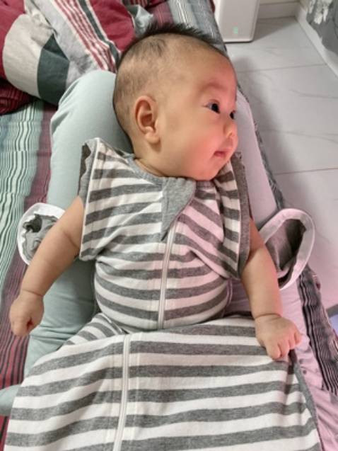 Mẫu size L có tay rất tiện, bé mình ngủ ban ngày tháo rời tay cho bé. Chỉ vài phút sau bé tự chìm bào giấc ngủ rồi.
Sản phẩm đẹp, vải mát bé mặc mùa hè mùa đông đều được.