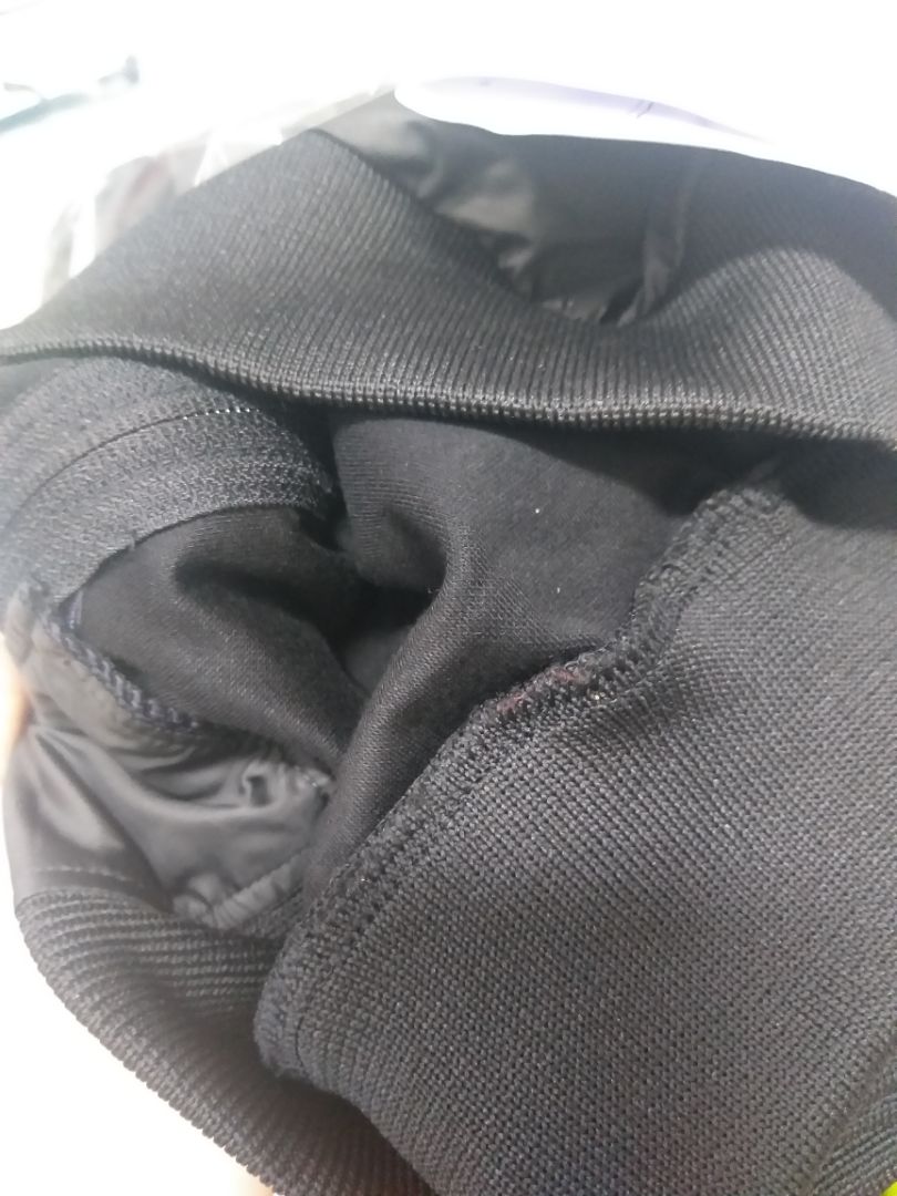 Rất là ưng luôn,giao hàng đúng hẹn nữa, sẽ đặt mua thêm 1 cái nữa, thử đổ 1 ít nước thì thấy ko thấm vô trong, ko biết mưa to thì có thấm ko nữa, nhưng nói chung là ko thể chê vào đâu ý