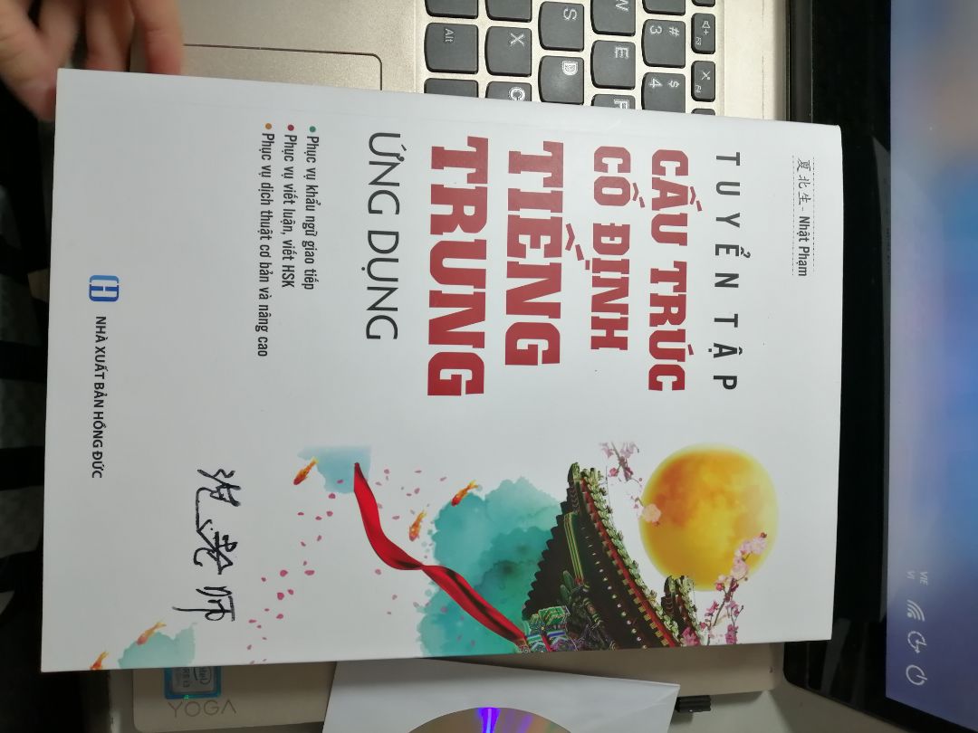 Về phần ngoại quan thì sách được đóng gói rất cẩn thận bằng bọc nilon bên trong (tránh bị ướt) nên mình rất rất hài lòng về điểm này. Giấy in màu rõ ràng, ko bị lỗi. Nội dung thì miễn bàn vì mình đã xem review e này rất kỹ trước khi mua. Cầm sách trên tay cảm thấy rất có giá trị ko uổng công ngày đêm chờ đợi ẻm về ?? 非常好！