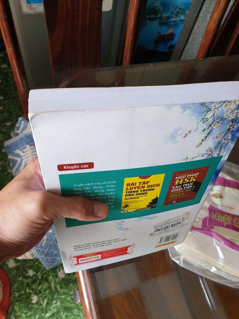 Gửi cho quyển sách cũ, nhăn và bẩn, để trong cái hộp giấy lỏng lẻo sơ sài, nhìn chả ra làm sao. Chán