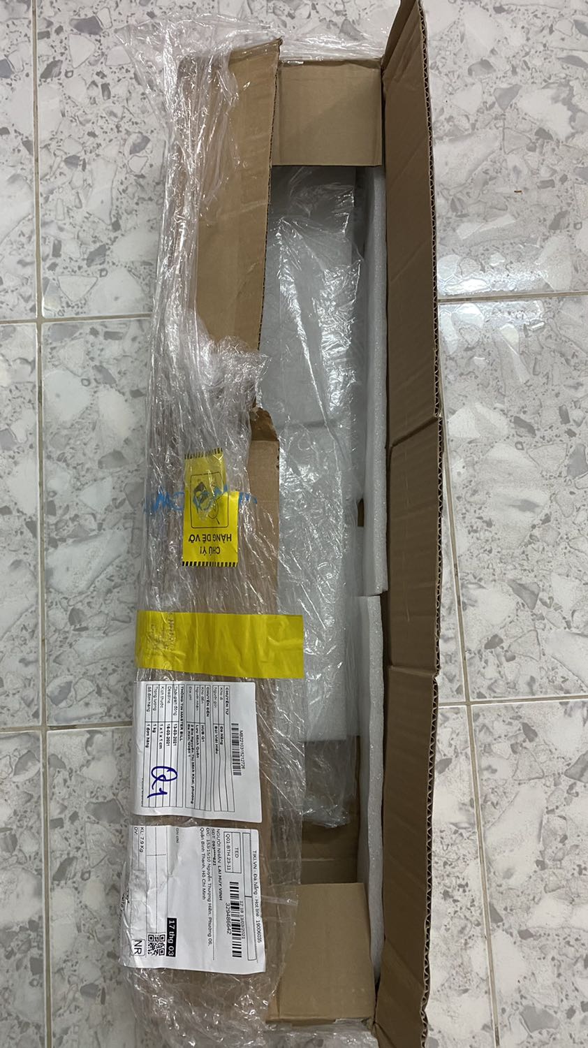 Sp đóng và gói hàng kĩ, có hd lắp ráp chi tiết. Tủ khá đẹp và chắc chắn. Co một lỗi nhỏ là thanh ngang giữa đục ngược lỗ ốc, nhưng cũng ko phải lo vì đã có miếng dán che ốc