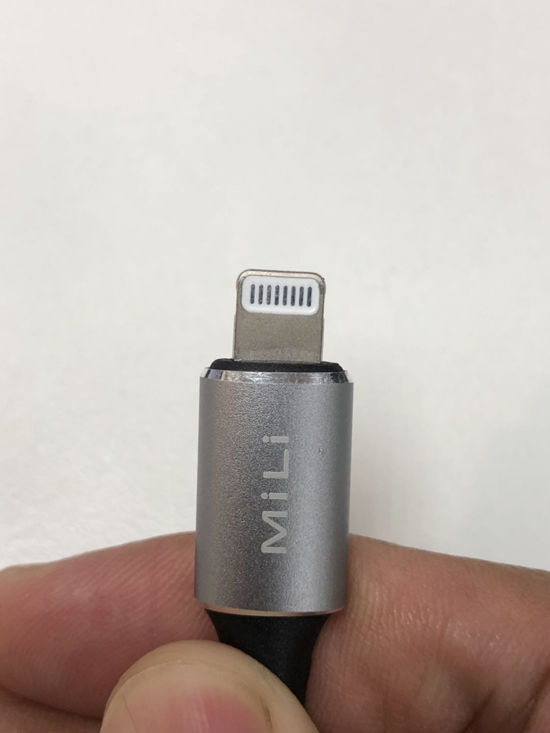 Đầu cắm lightning bị nghiêng, chi tiết hoàn thiện không được đồng đều