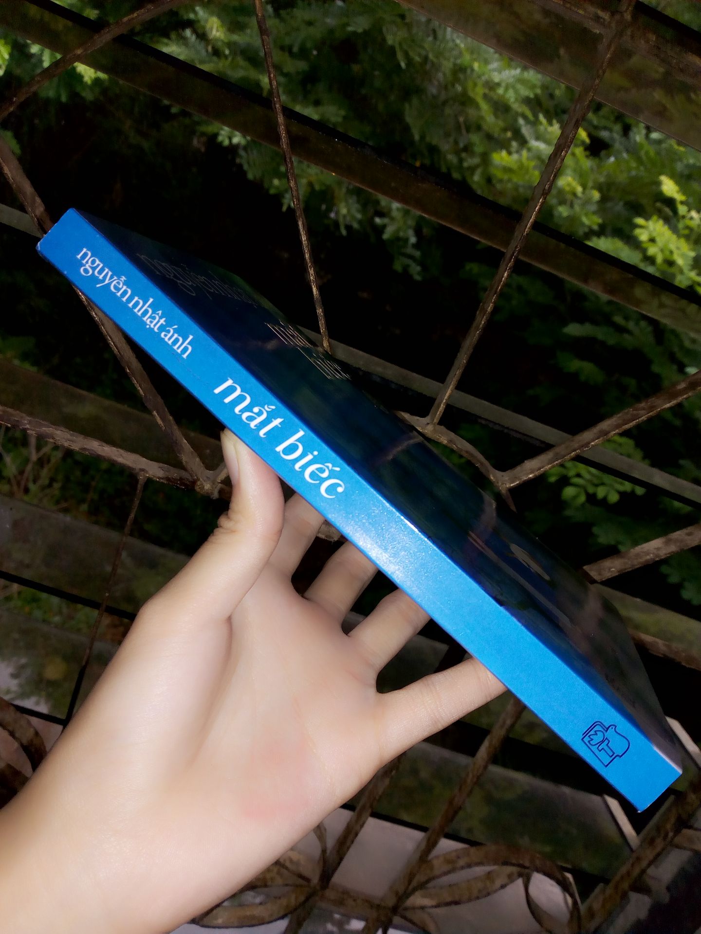 Lần đầu tiên mình đọc tác phẩm của chú Nguyễn Nhật Ánh, nhà văn của tuổi thơ thật đấy. Mình như được hiểu thêm về cuộc sống và tuổi thơ của thế hệ 8x, 9x. Cuộc sống đáng để đọc khi bạn muốn gợi lại cảm xúc, làm đẹp tâm hồn mình nhé❤️